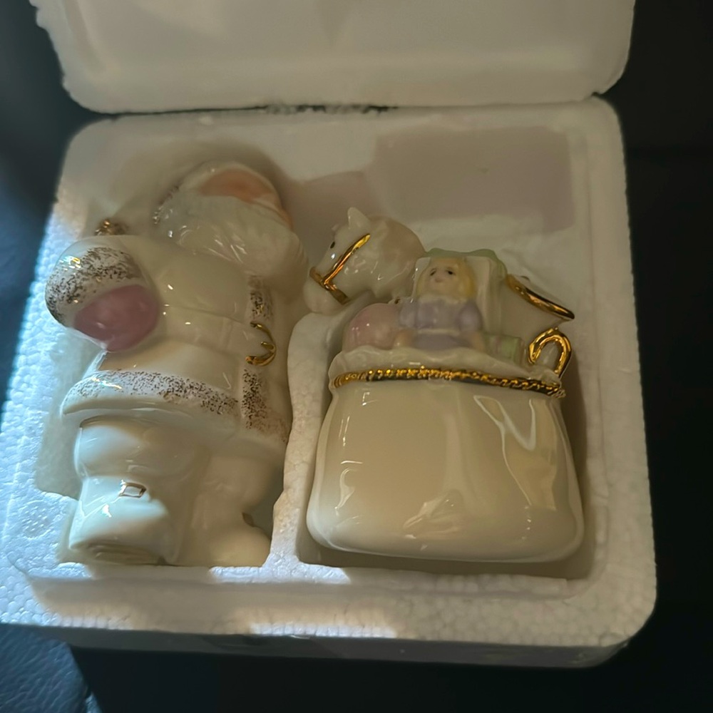 Lenox Vintage 24K Gold Christmas Set.Salt and pepper shaker